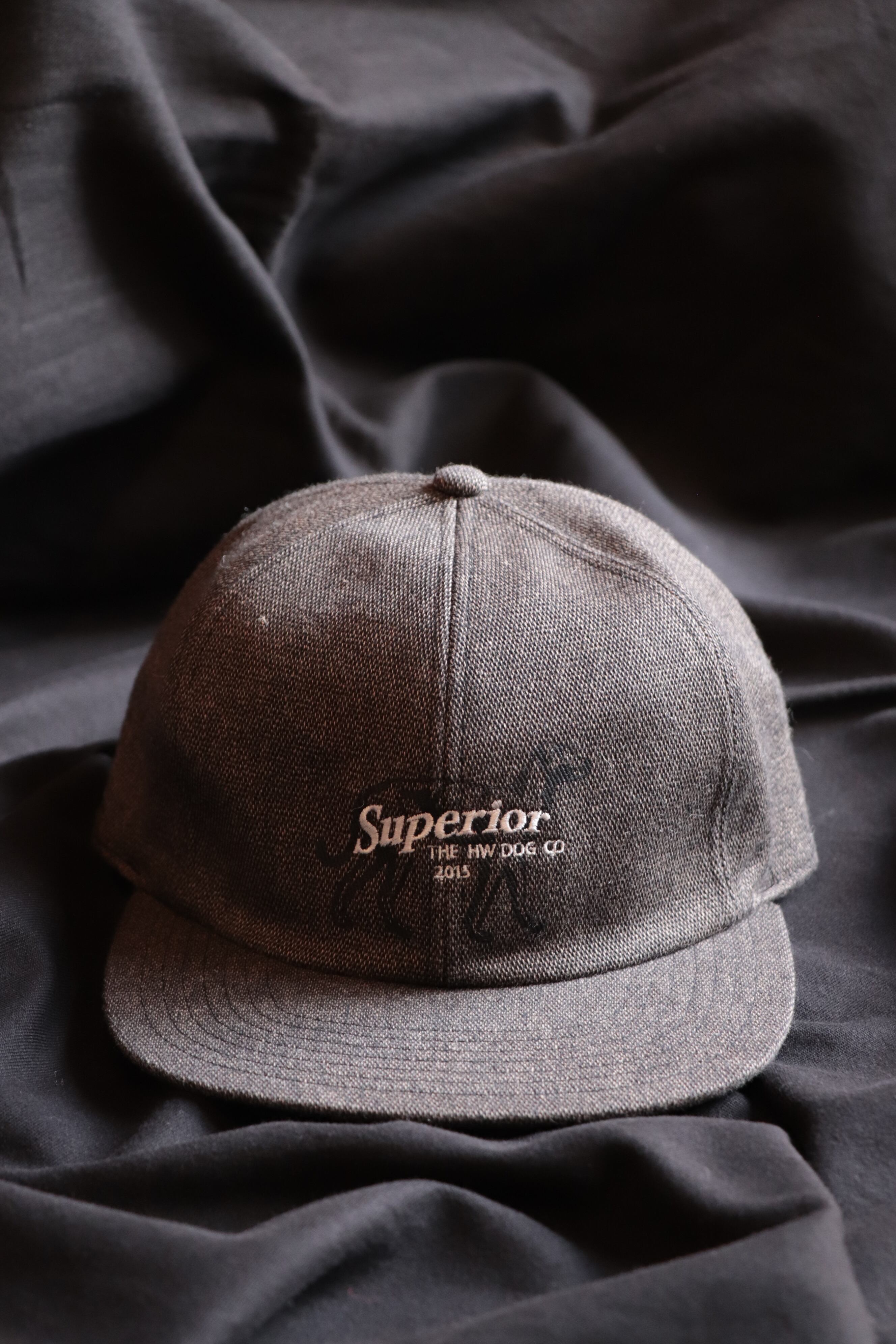 チャコールグレー