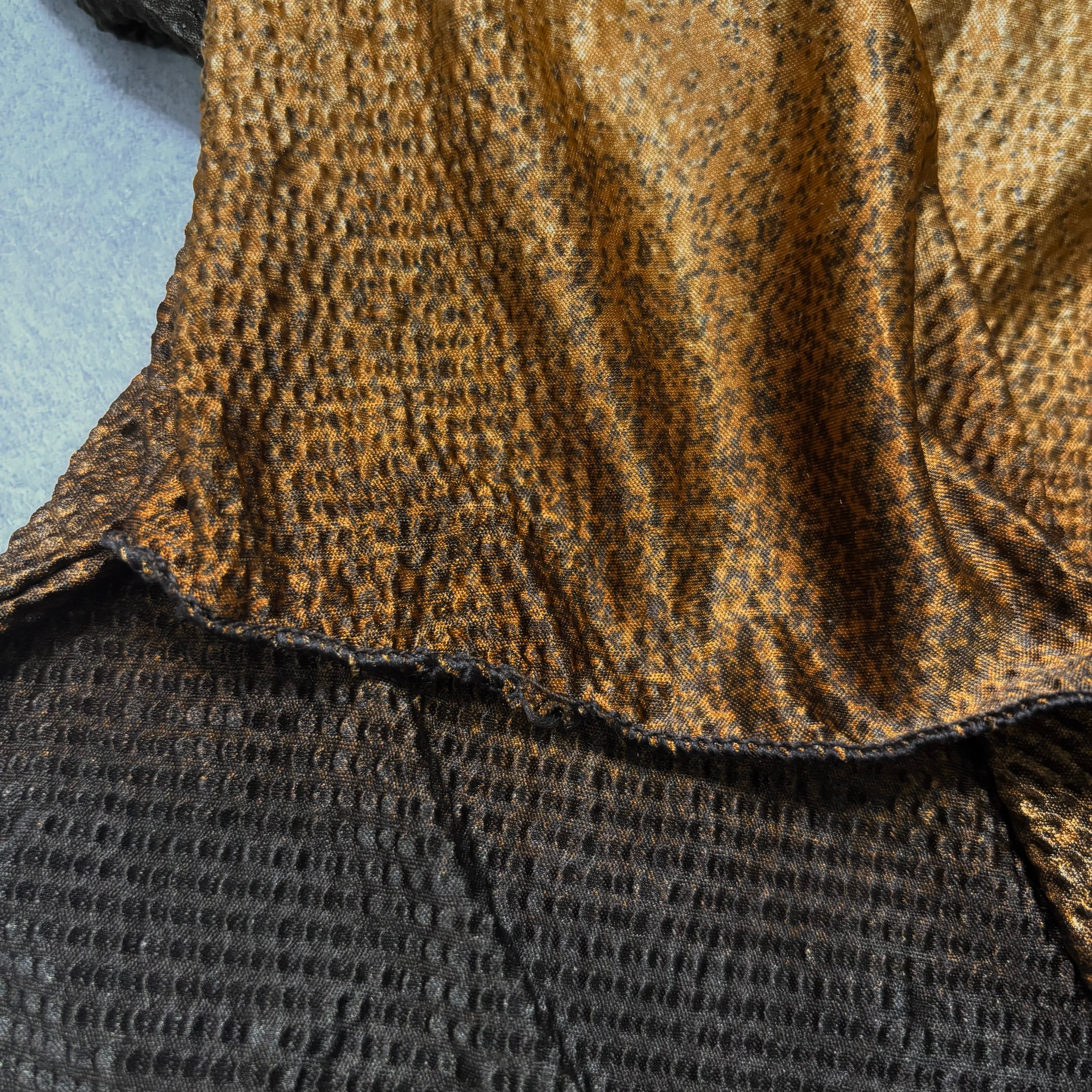 トップス縁ほつれ傷みあり