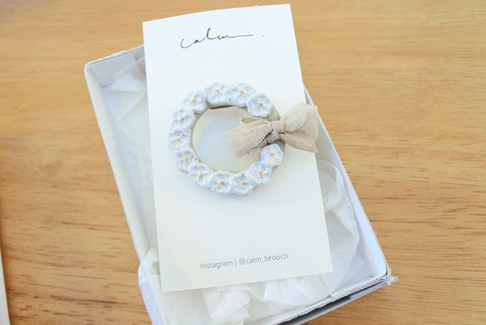 白いお花のリース　ベージュリボン