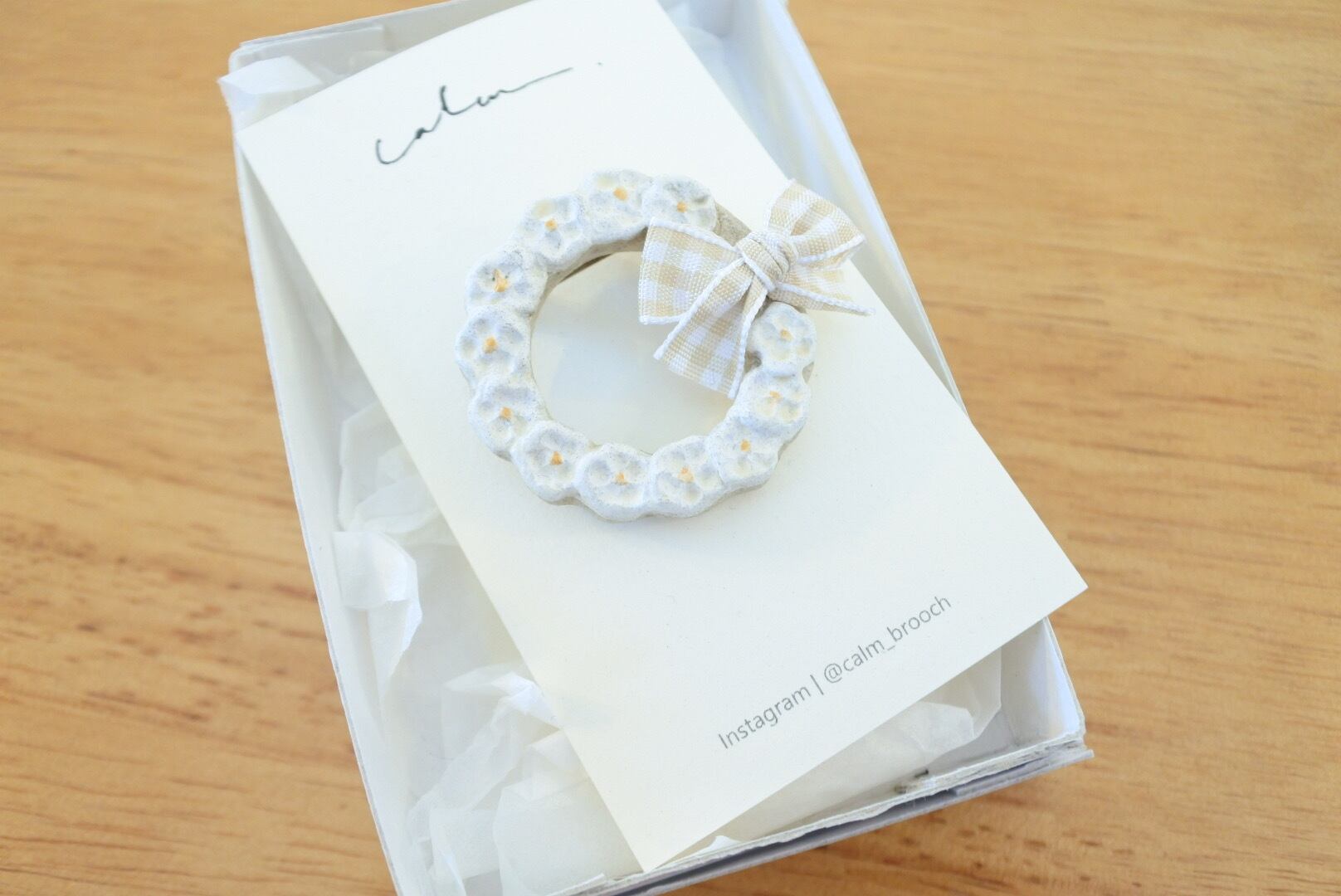 白いお花のリース　チェックリボン