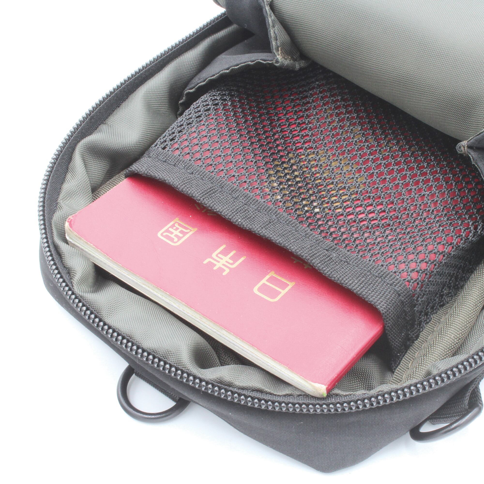 パスポートがスッポリ収まる内ポケット