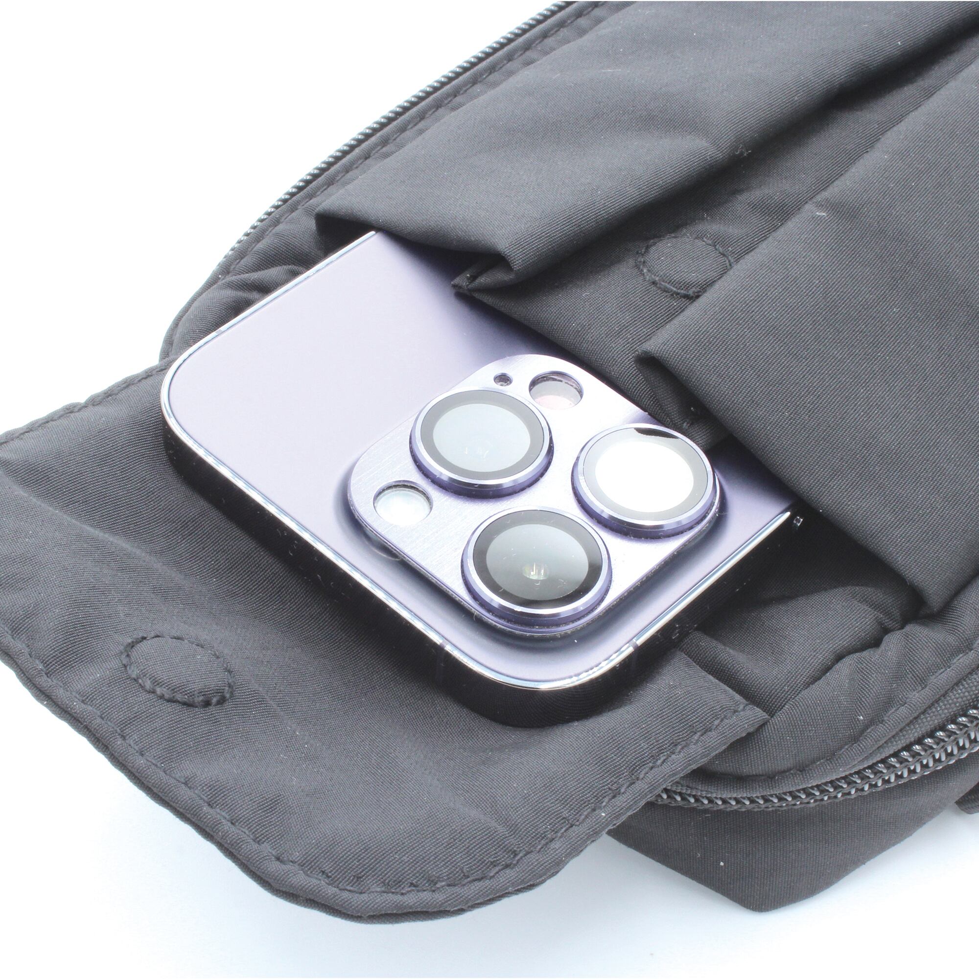 正面フラップポケットにはスマホがピッタリ収まります