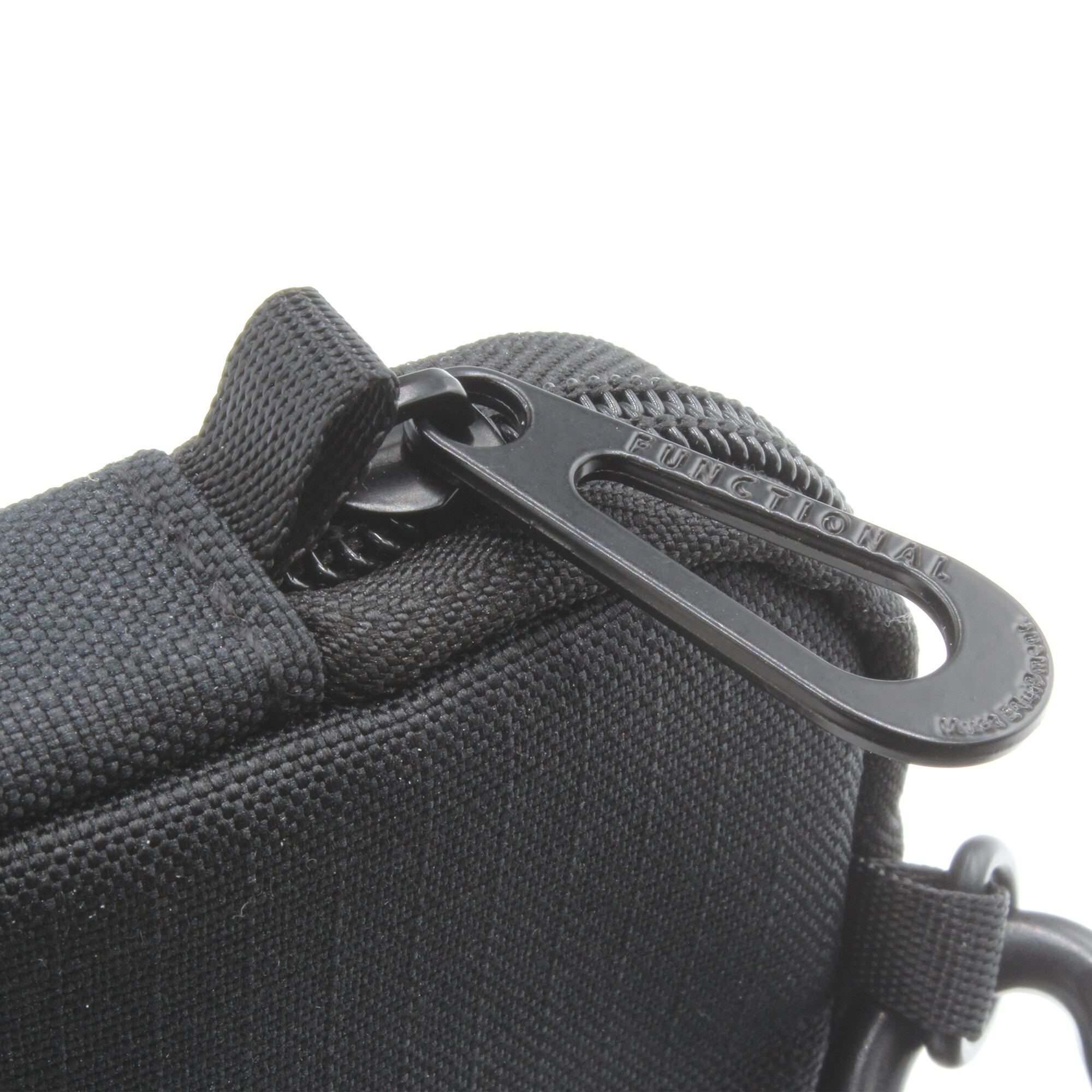 側面にループが付いているので、カラビナの取り付け位置も変更可能。