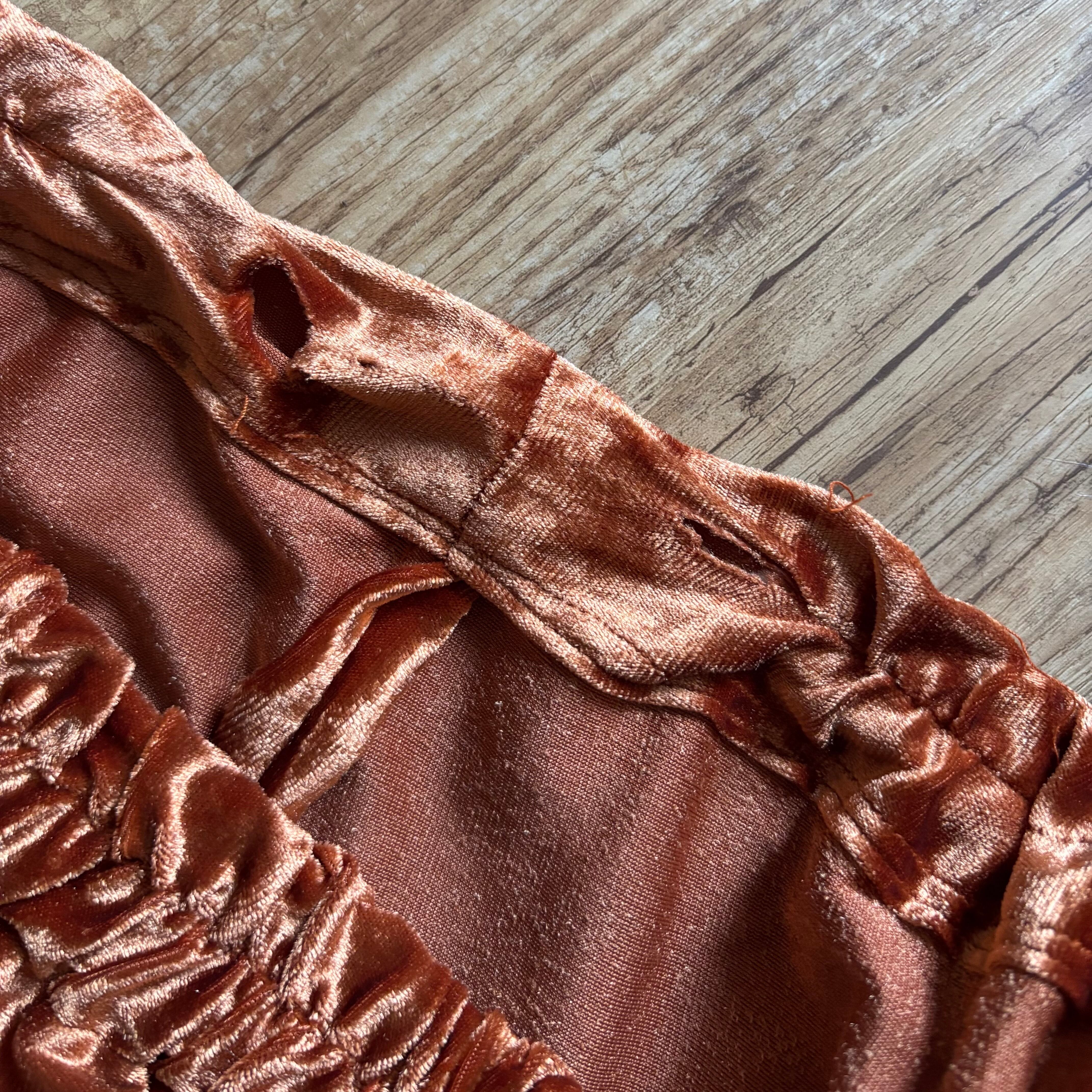 内側ウエストゴム通し穴あり(縫製が甘いです)