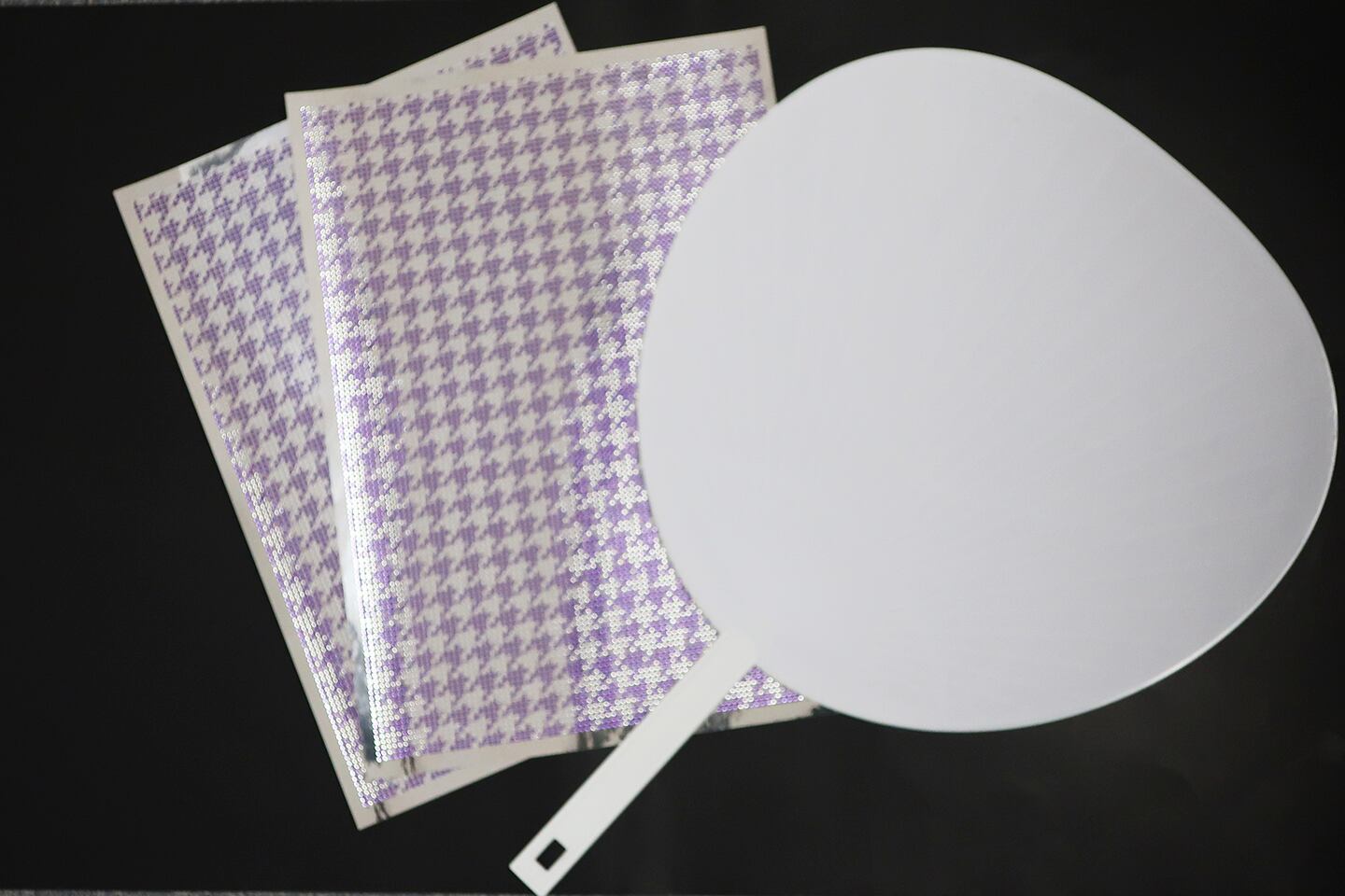 アイドル公式うちわ一般サイズはシール2枚でデコ可能