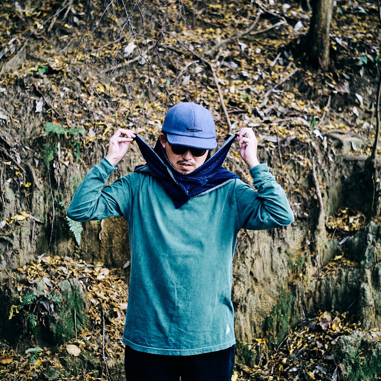 左右の上段スナップボタンを後ろで留めます