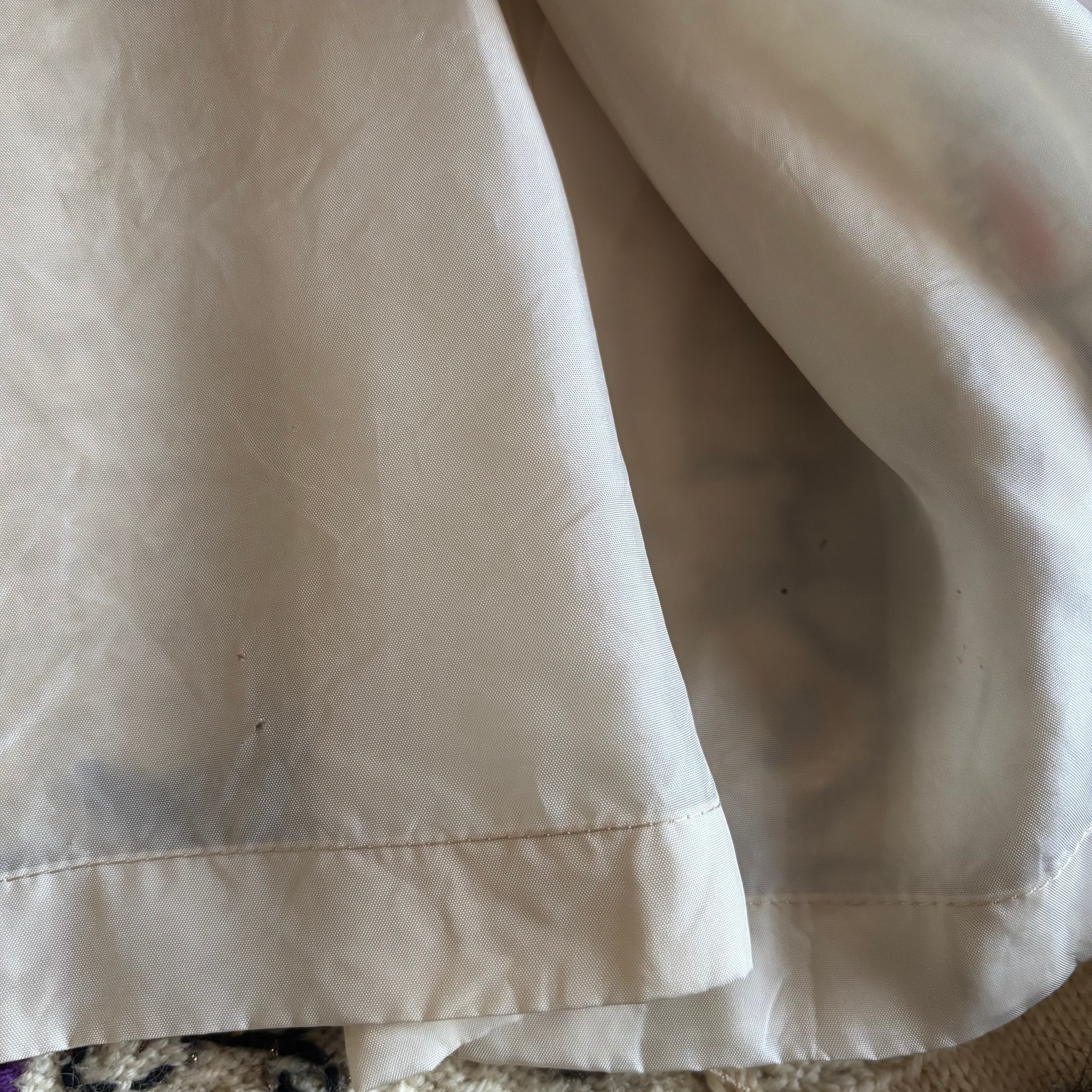 裏地シワや複数点穴あり