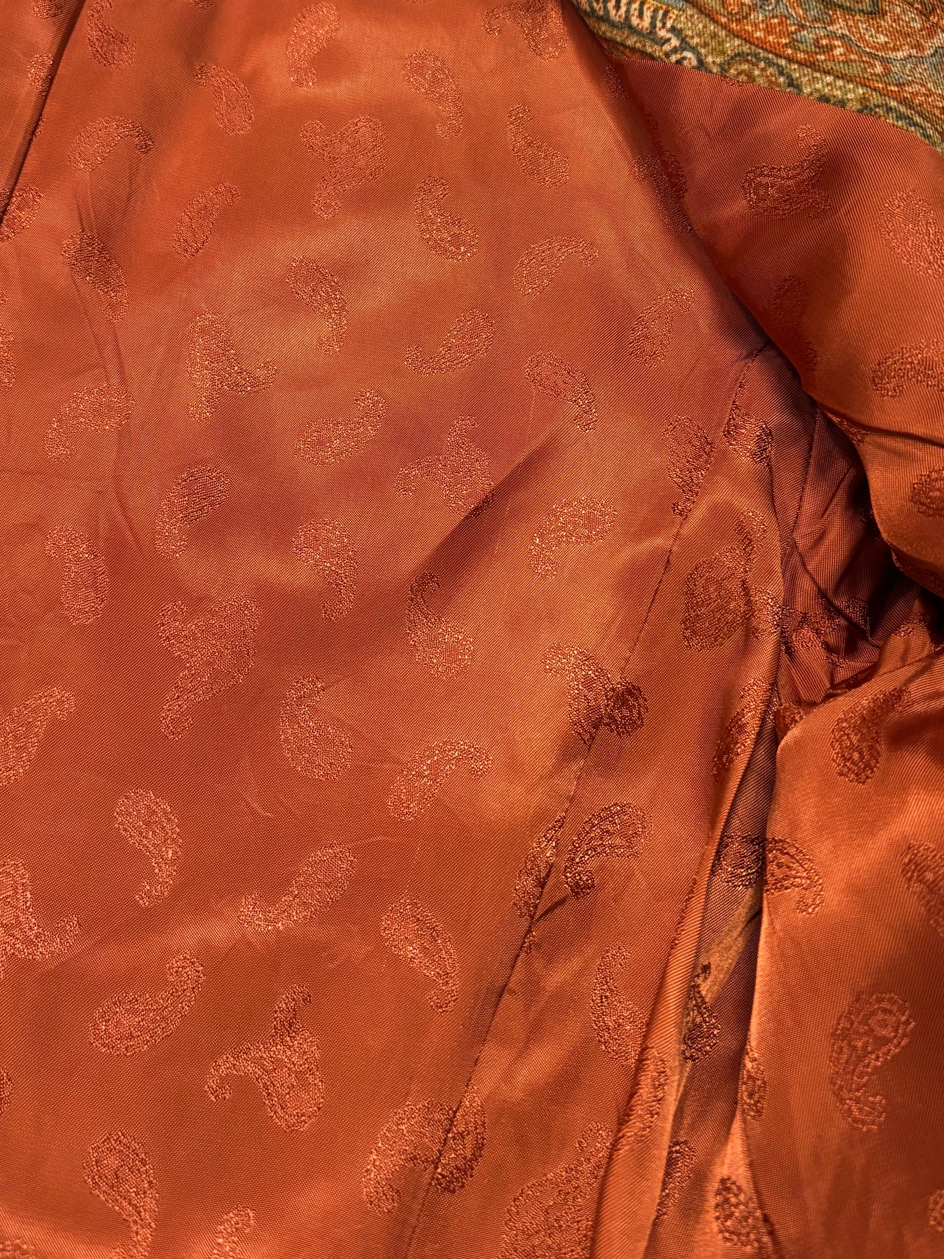 裏地シワや糸つれあり