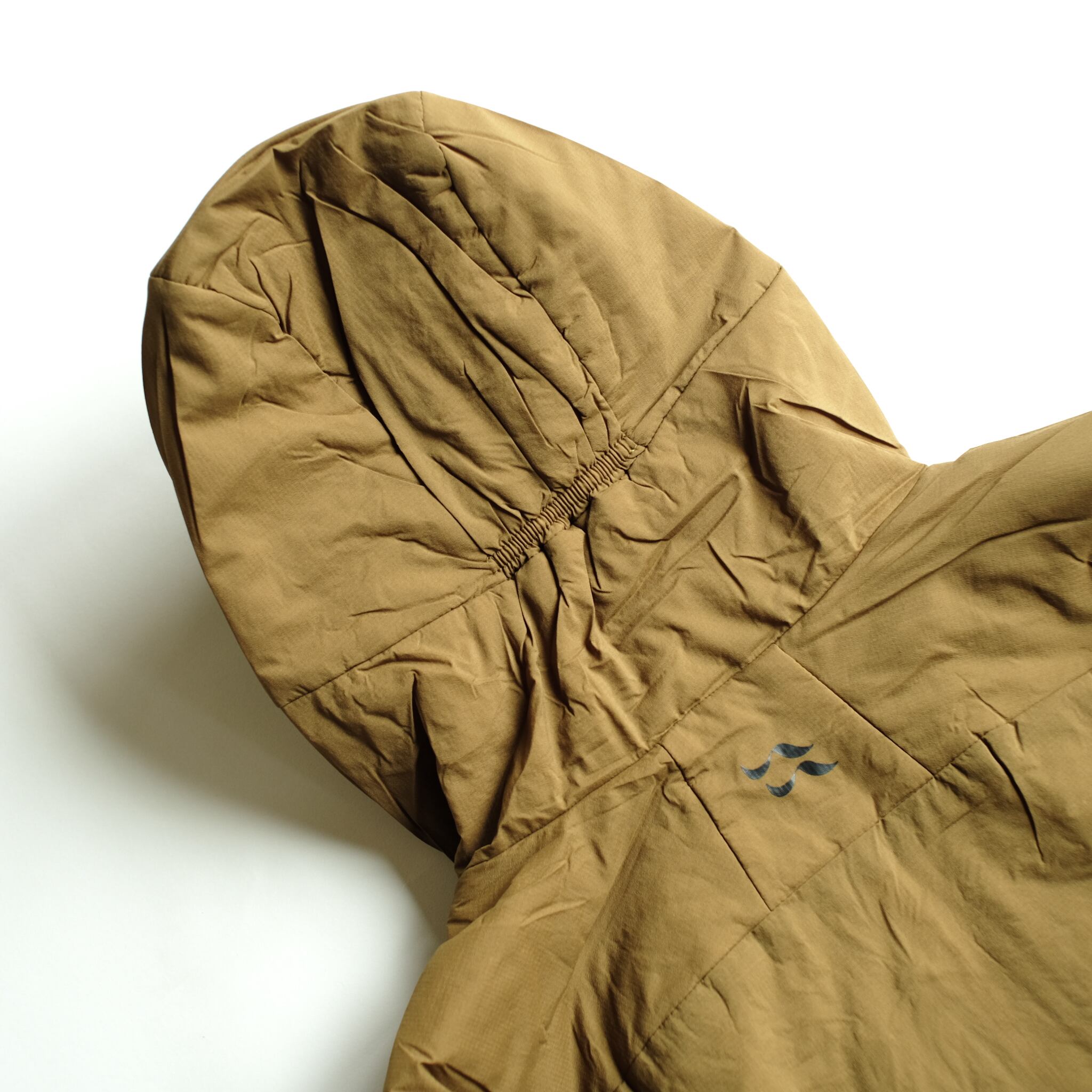 シンプルで軽量フィット感の良いフード