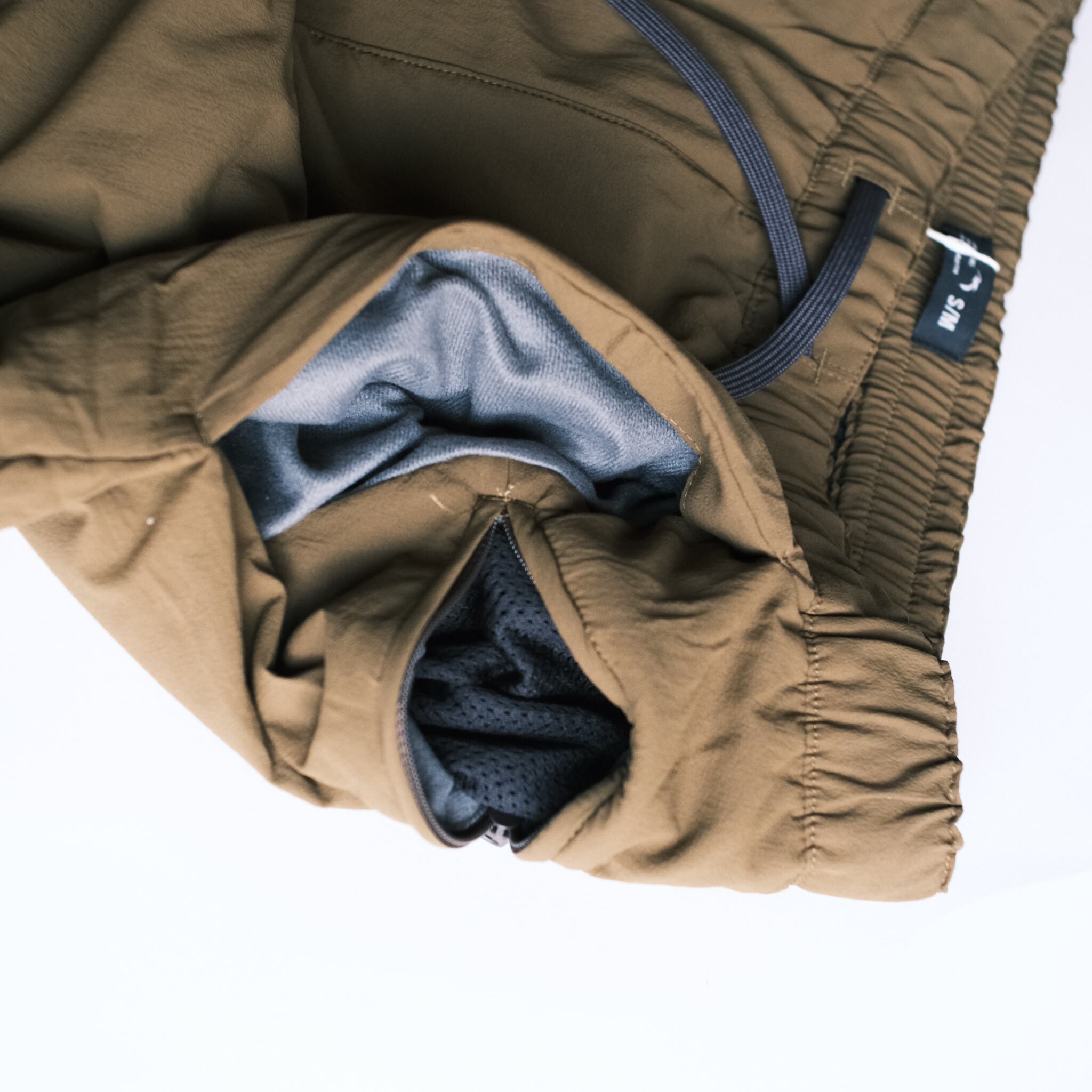 ポケットはフリースとメッシュをライニング