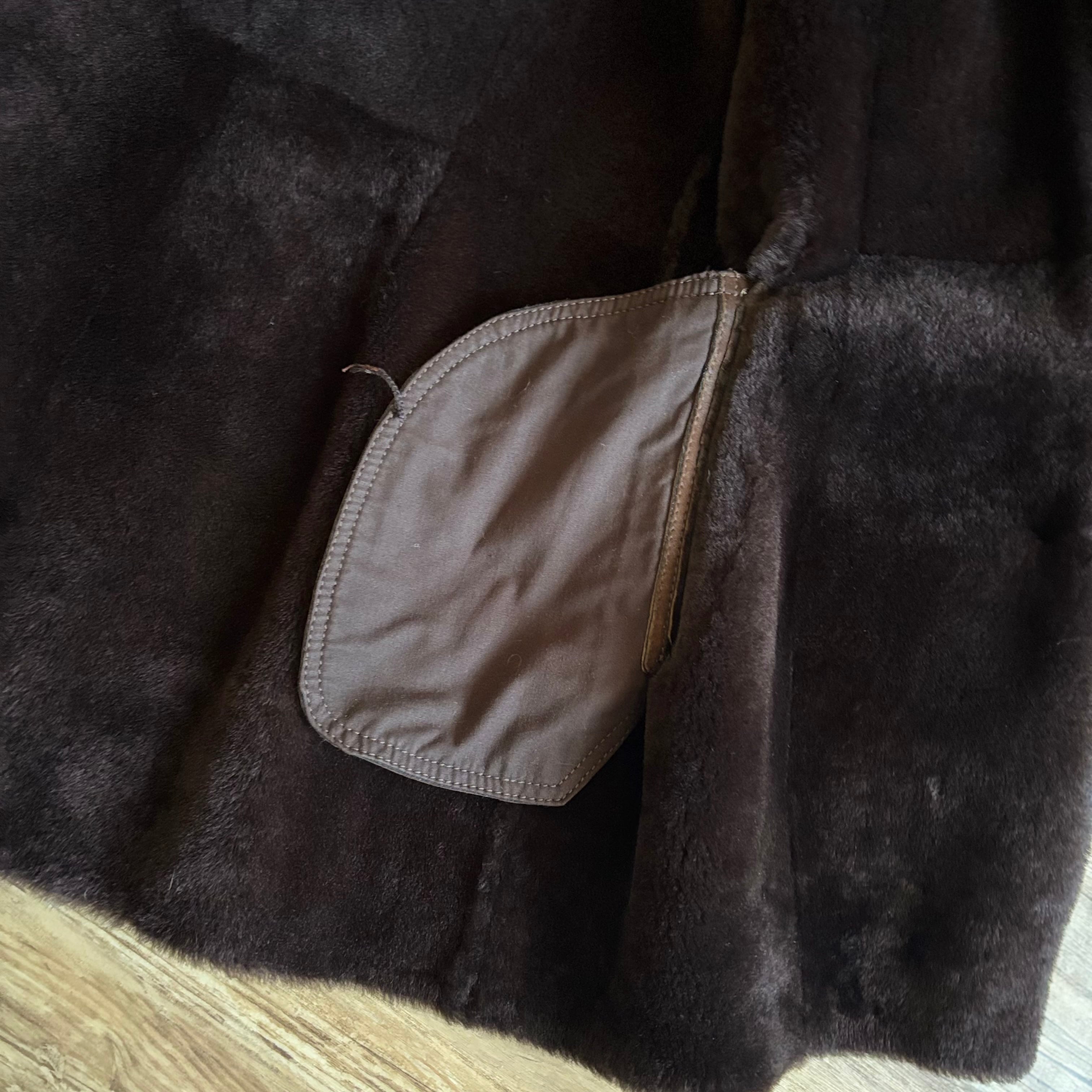 内側ポケットの固定紐片方切れています