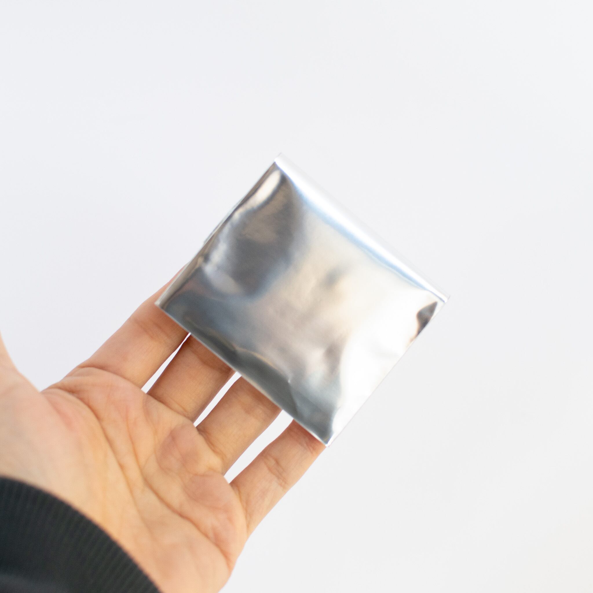 中身の見えない袋にいれてお届けします。