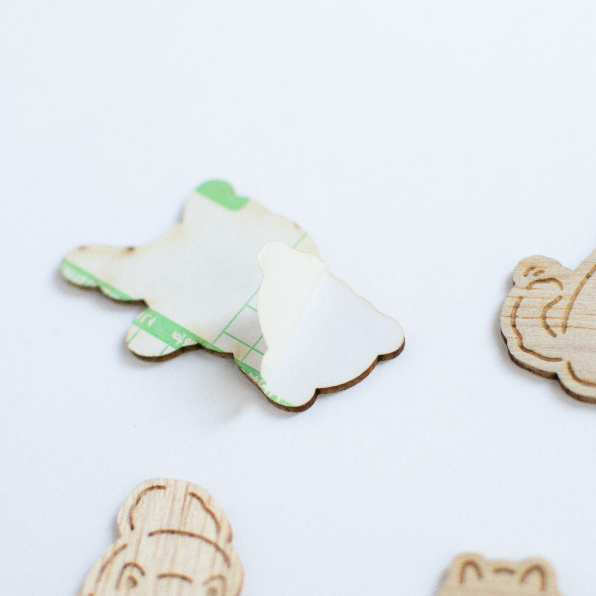 裏面は跡が残りにくい粘着。木は非耐水です。