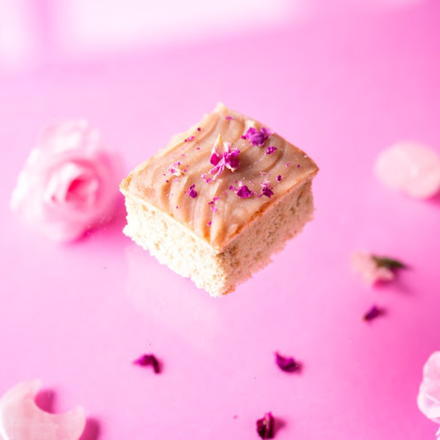 ROSE/愛　薔薇味の生地に薔薇の白あんをトッピングしました。