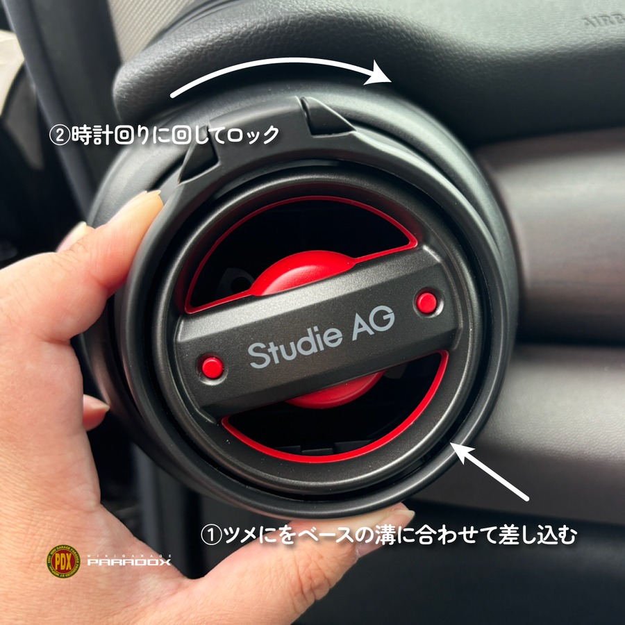 ⑤ホルダーのツメをベースの溝に合わせて差し込み、時計回りに回してロックして完成です。