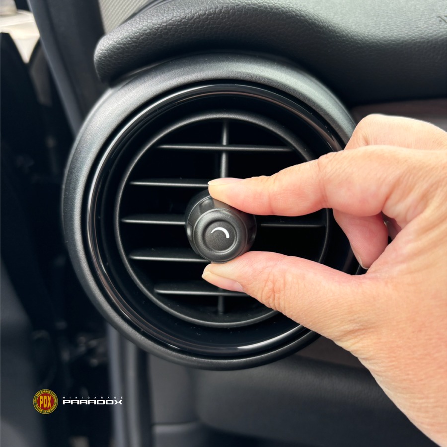 ①エアコン吹き出し口の風向きフィンを正面に向け、センターノブを回して全開にします。