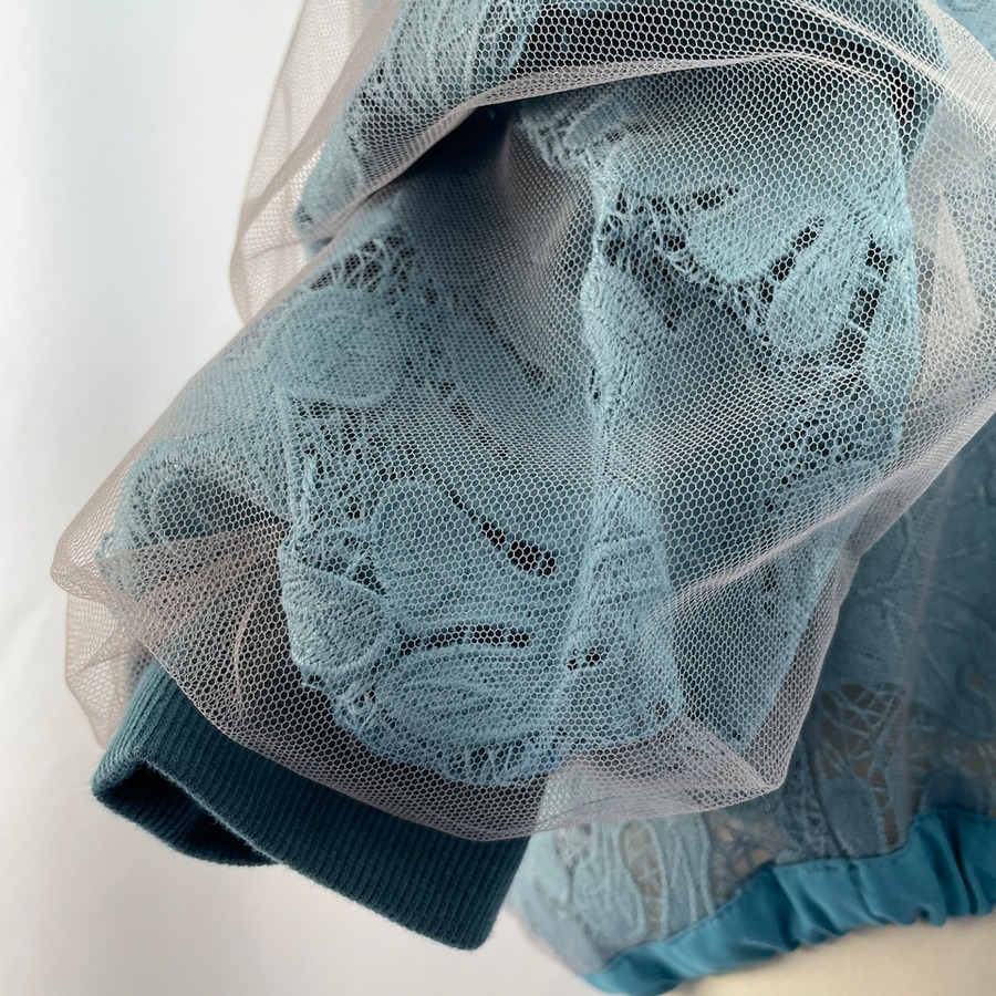 袖を内側からボタン留めした画像です。