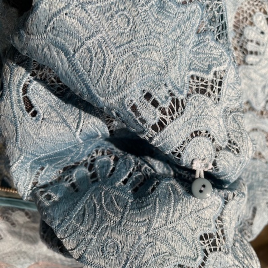 袖内側に2つボタンがあります。