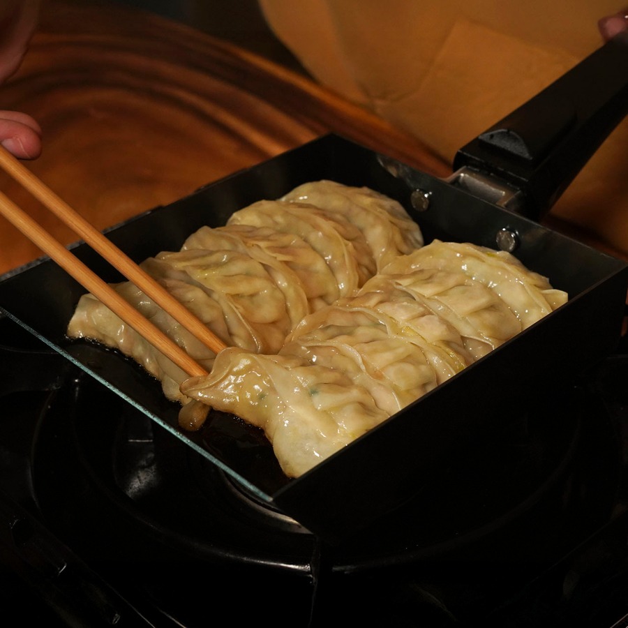 餃子も2列で焼けるLサイズ