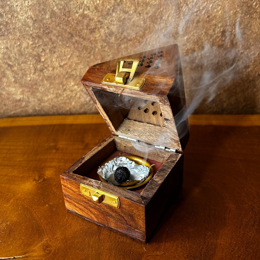 ４、お香を炭の上に載せます　香りをお楽しみください