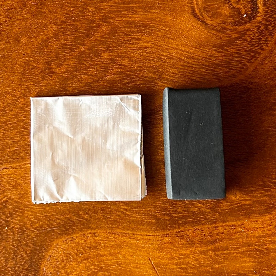 ４回折って、香炭と同じくらいのサイズに調整してください。