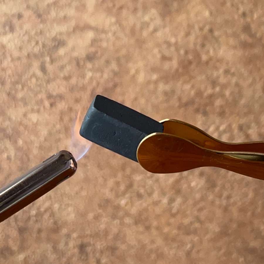 １，炭に火をつけます