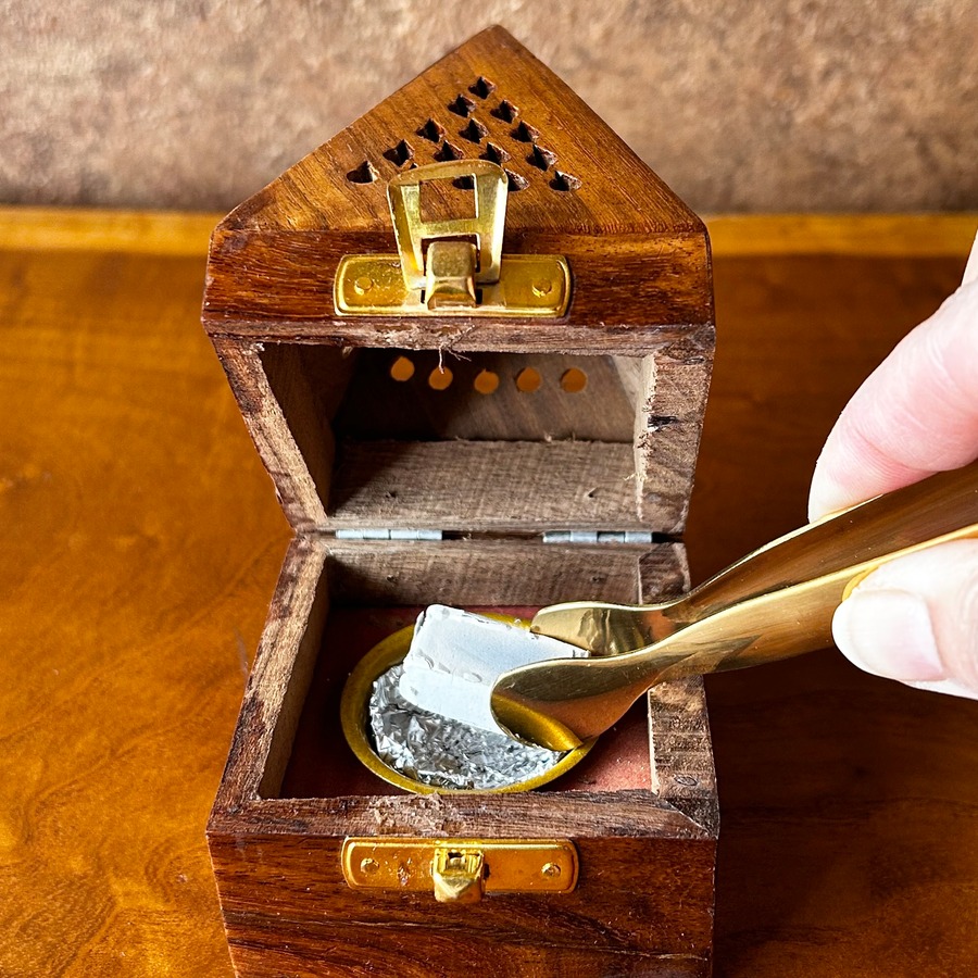 ３、炭を香炉または耐熱皿に置きます