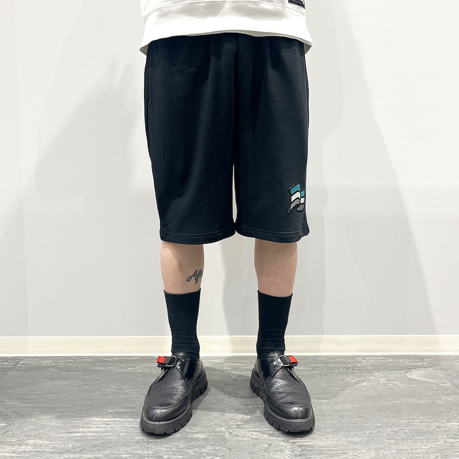 モデル身長168cm / BLACK Lサイズ着用