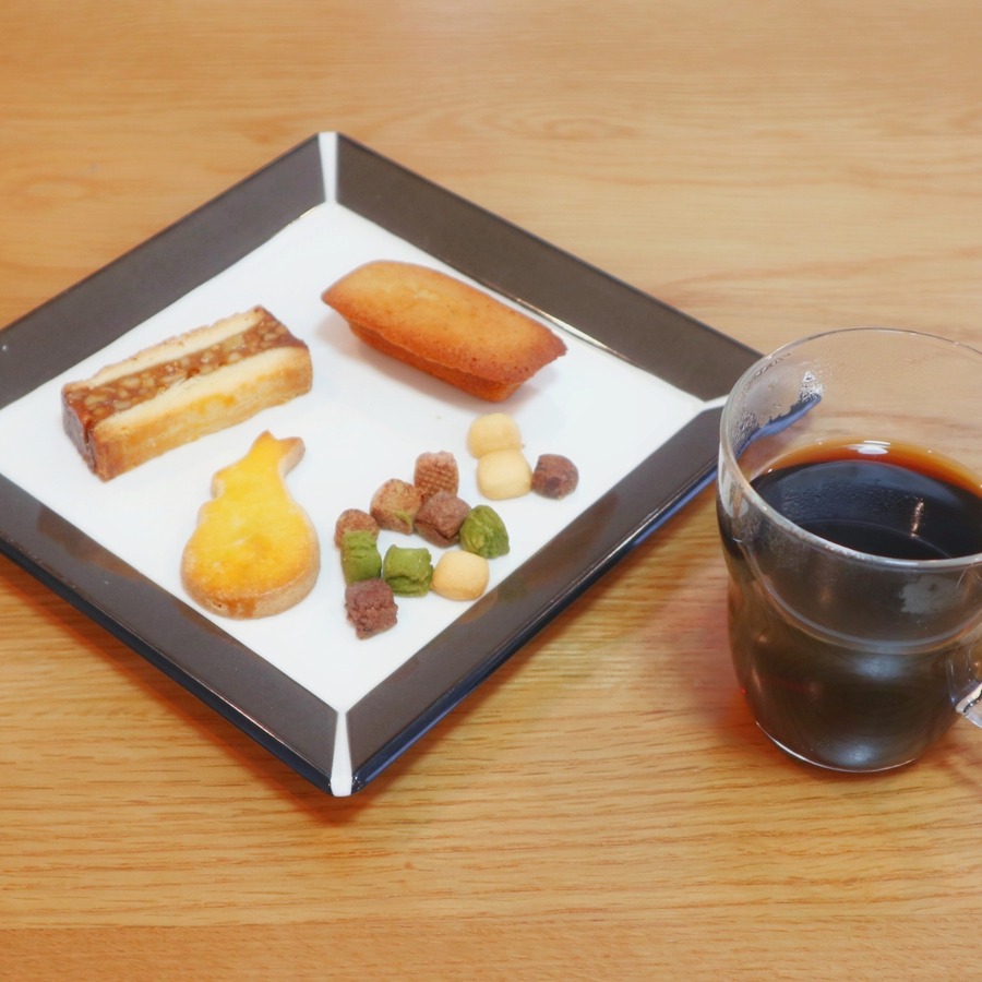 4種類の焼菓子は、個性豊かで素材の風味を活かしたオヤツ。