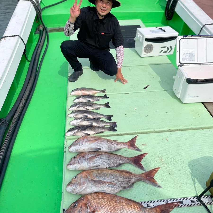 店主が釣り上げた魚を燻製に