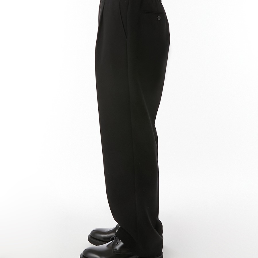 ブラック モデル178cm／サイズ38着用