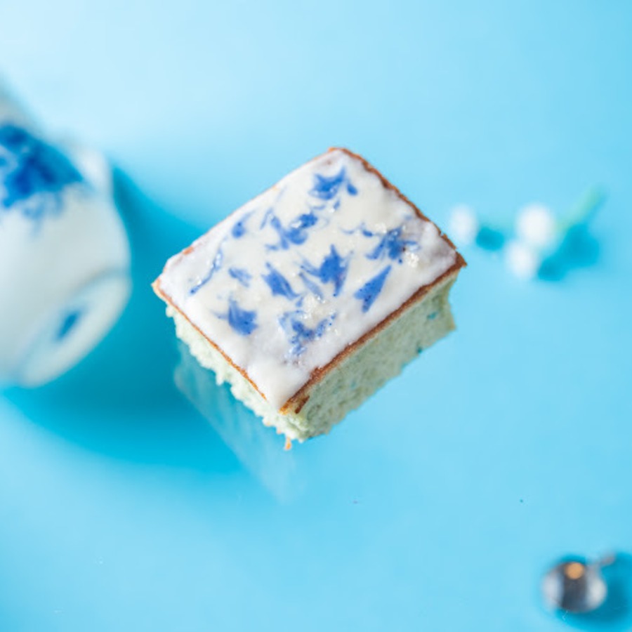 BLUE/蒼空　生地とアイシングにバタフライピーと甘酒を使用しています。