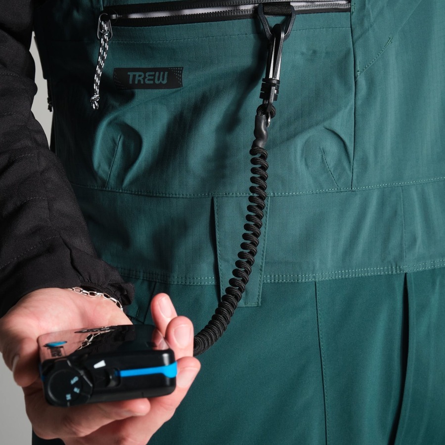 ビーコン専用ポケット：胸部右側に20mmのDリング付き
