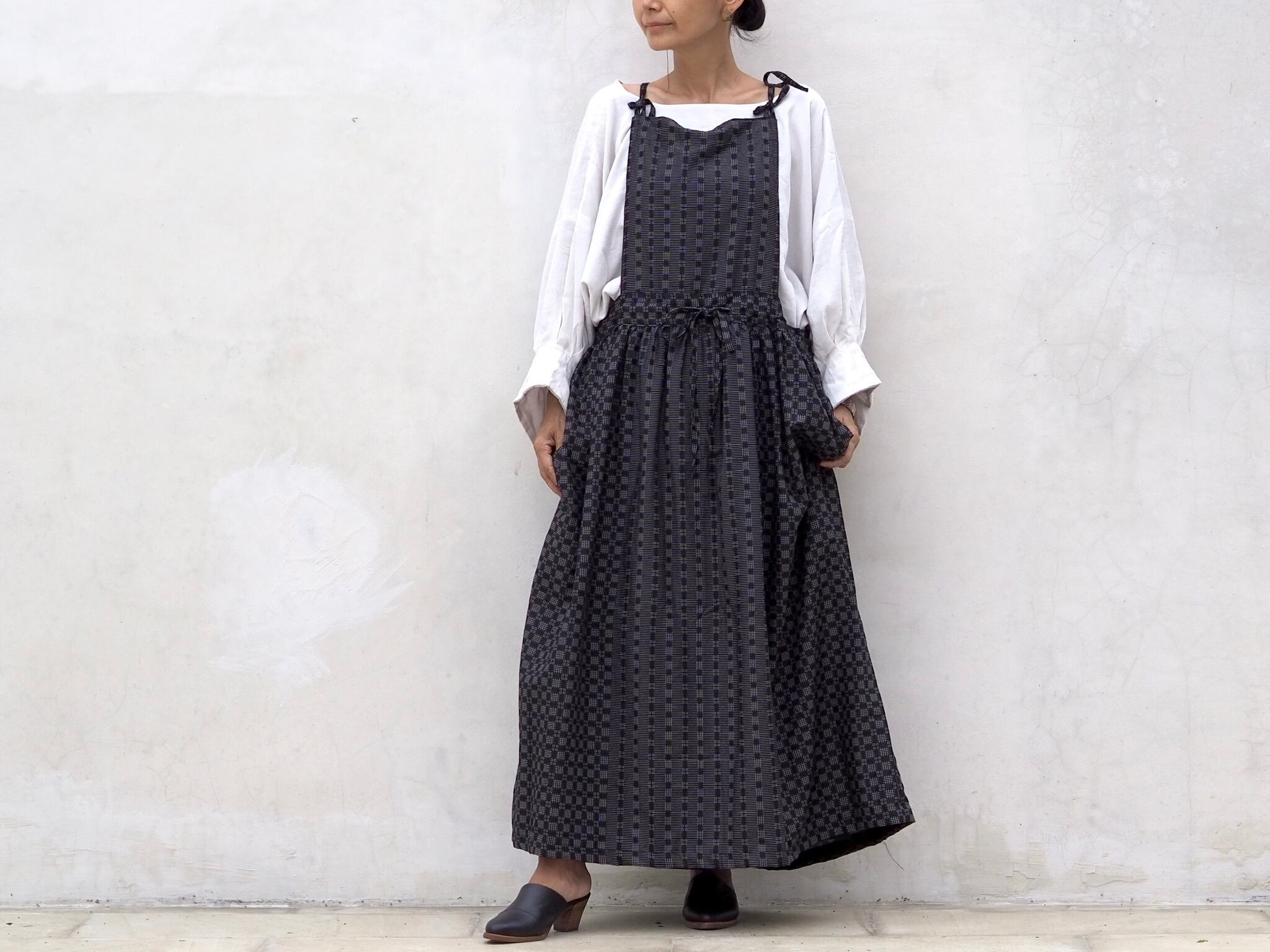 前後裏表、4通りの着こなしが楽しめます。