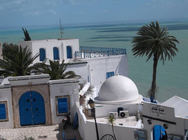 青と白の町シディ ブ サイド