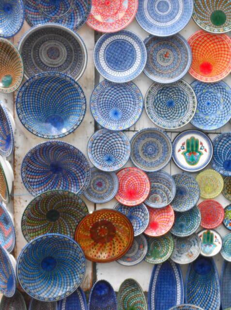 色鮮やかなお土産屋さんの壁