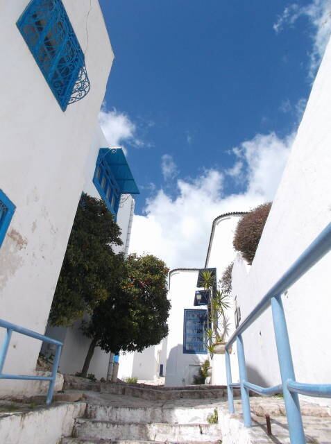 青空に映える白い街並み