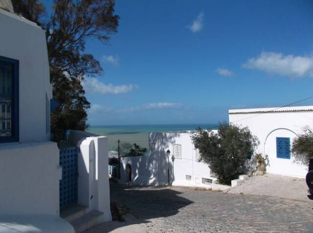 海へと続く街角の風景