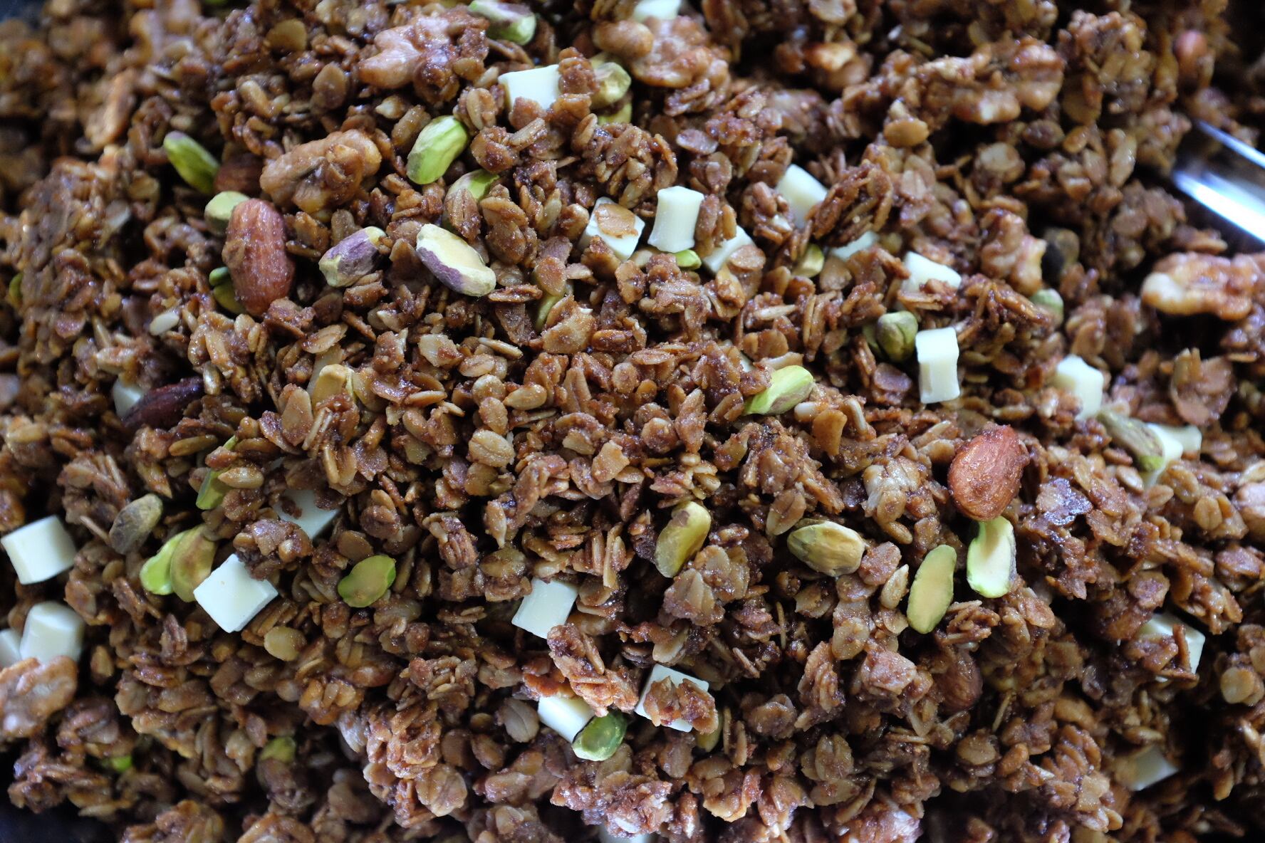 ローストピスタチオ、ホワイトチョコ、ドライ苺を合わせて完成