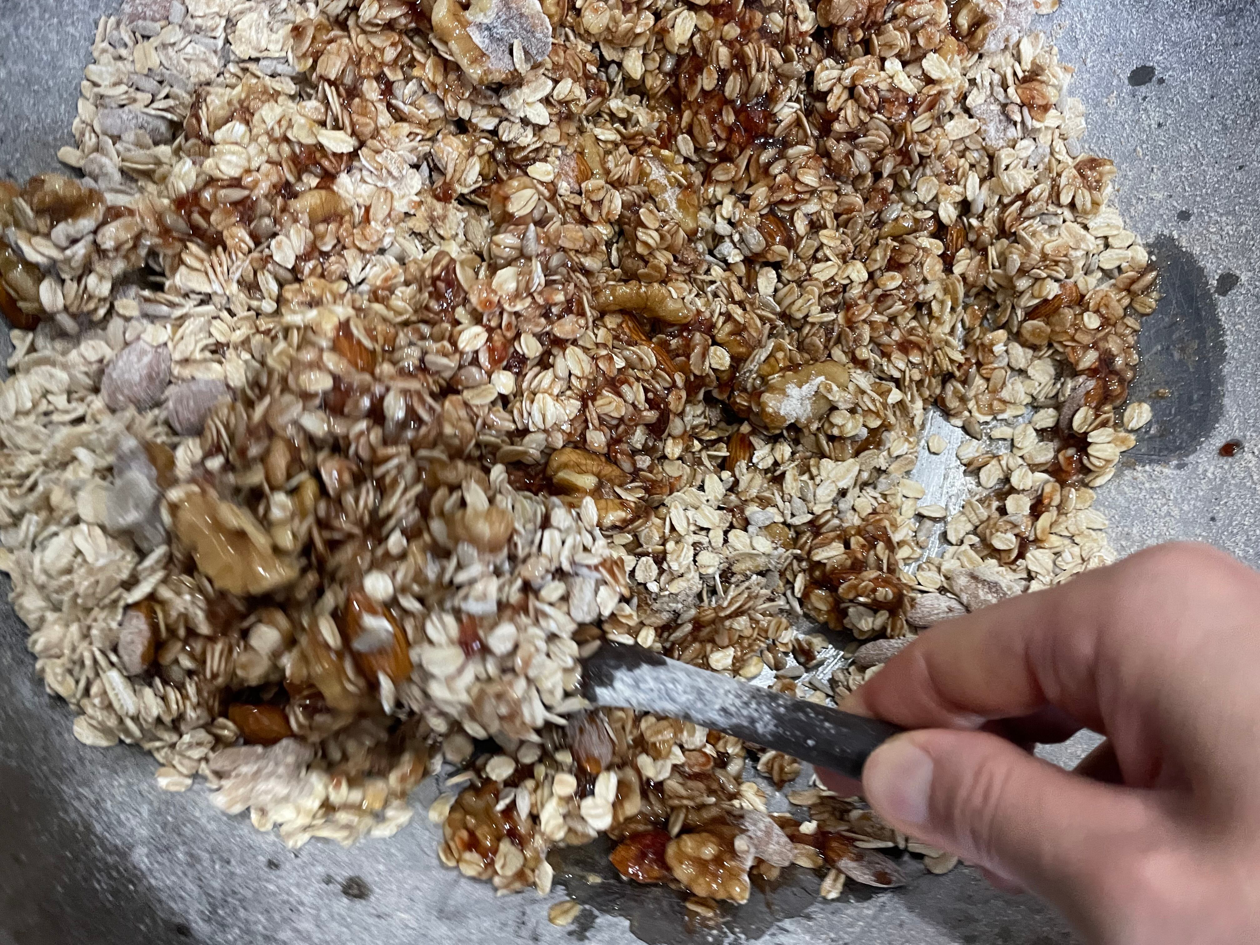 さらにコンフィチュールから作った特製苺ペーストと具材を混ぜ合わせ