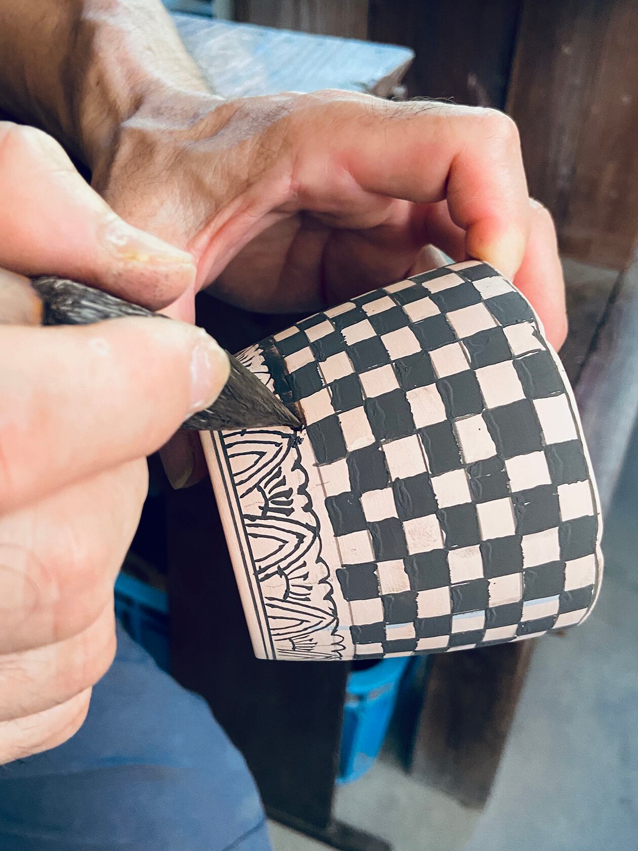 井手國博 ｜ 6寸皿（約18,4cm）古代唐草 ｜ 与志郎窯・有田 | にっ