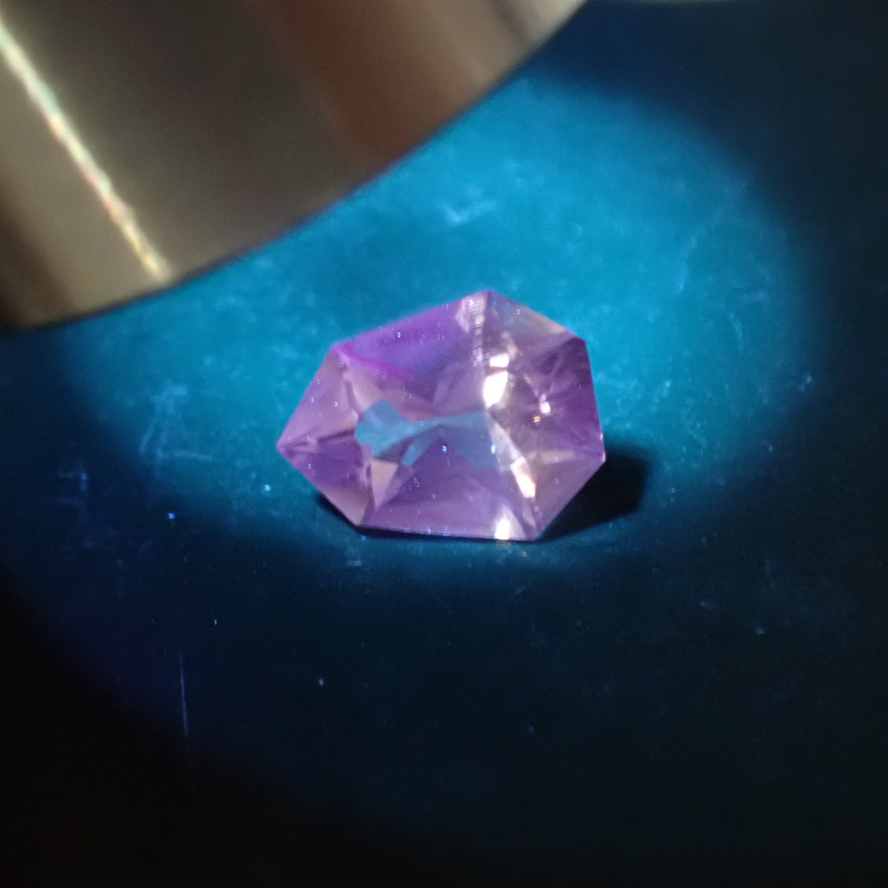 黒地の上でつむりUVライトを当てると蛍光反応も