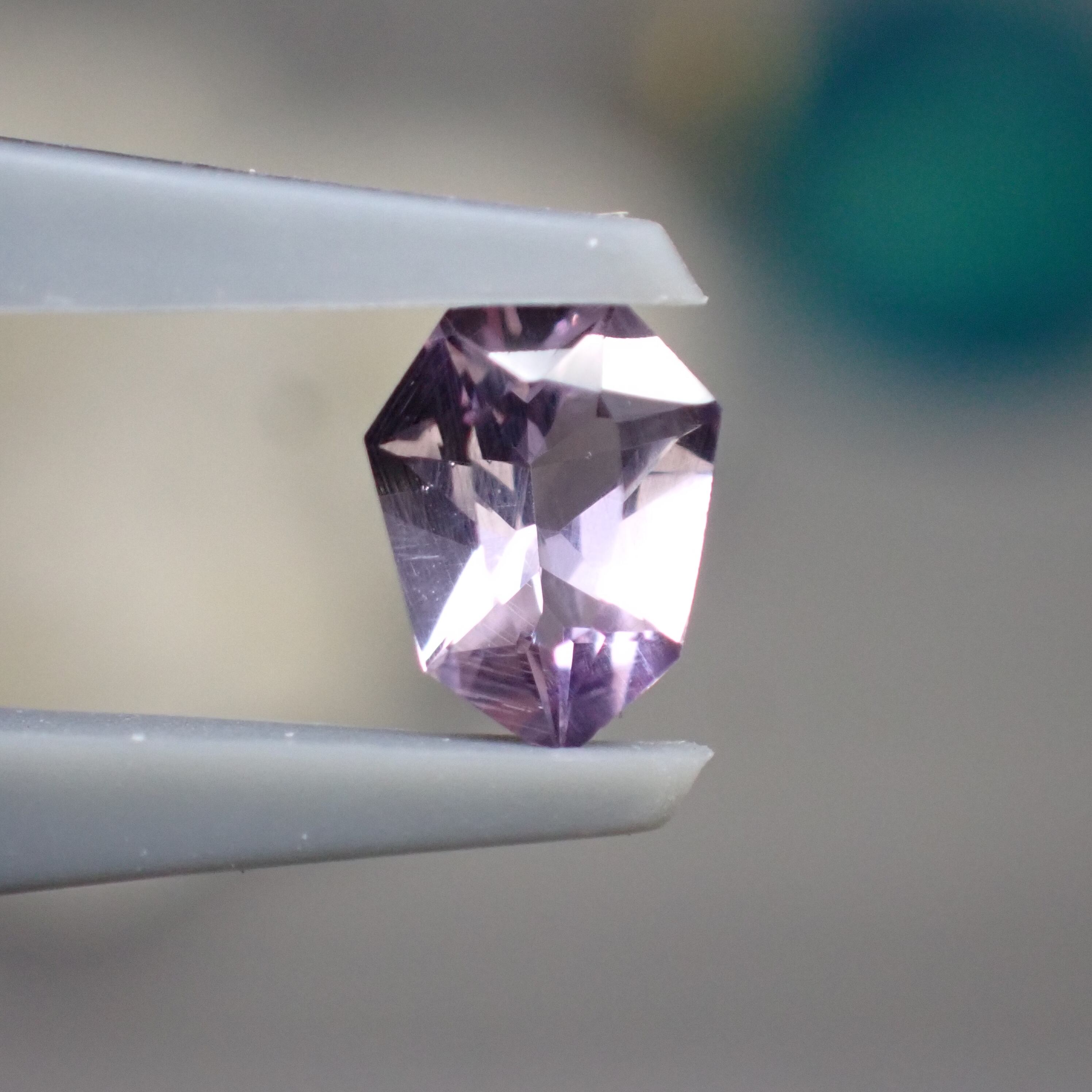 鮮やかなパープルカラー、ルーペでみると雨のような針状インクルージョンも