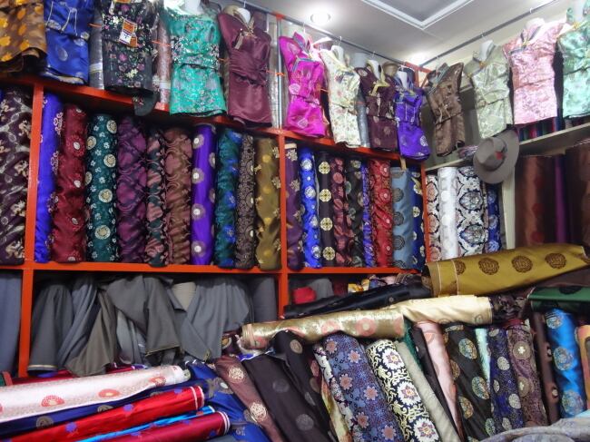 チベット族の民族衣装生地を扱う生地屋