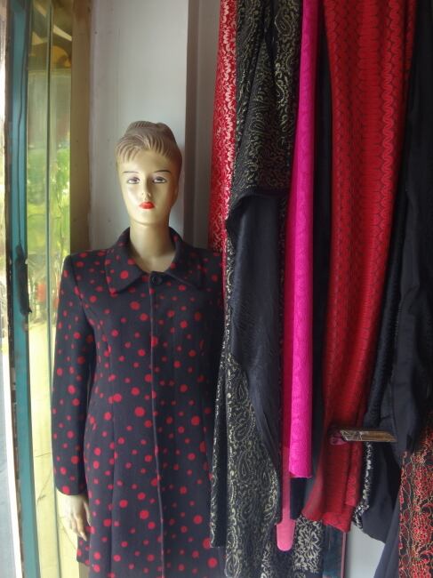 店に立つ愛嬌あるレトロなマネキン