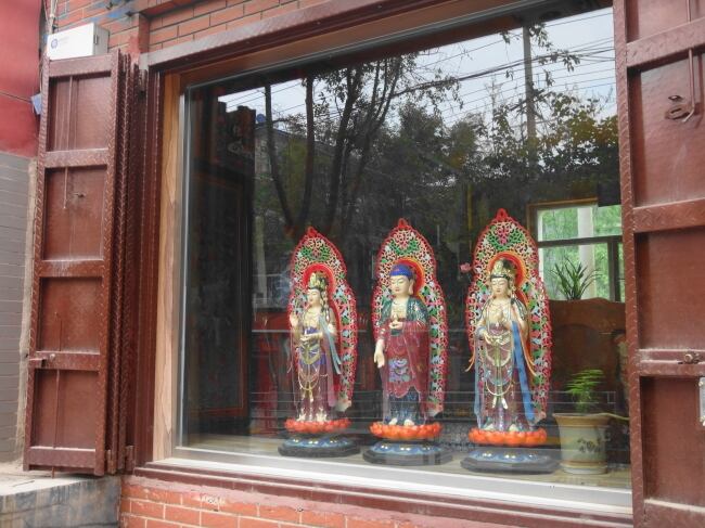 立ち並ぶ仏具屋さんのショーウィンドウ