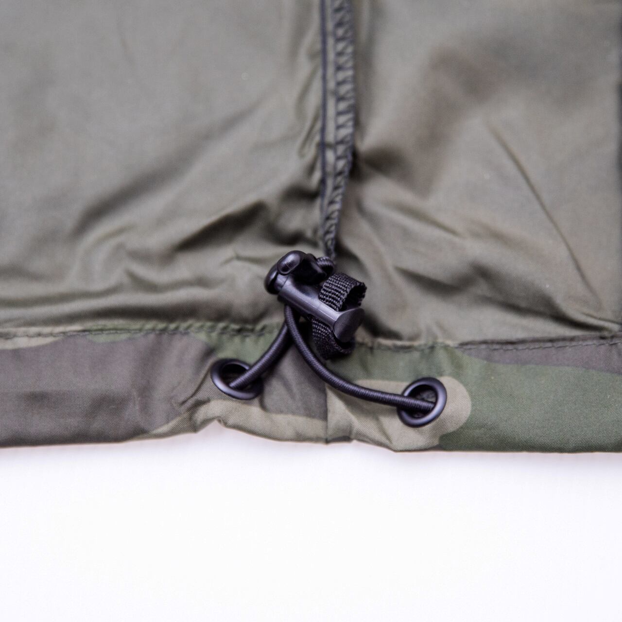 フードとウエストに調節可能なドローコード