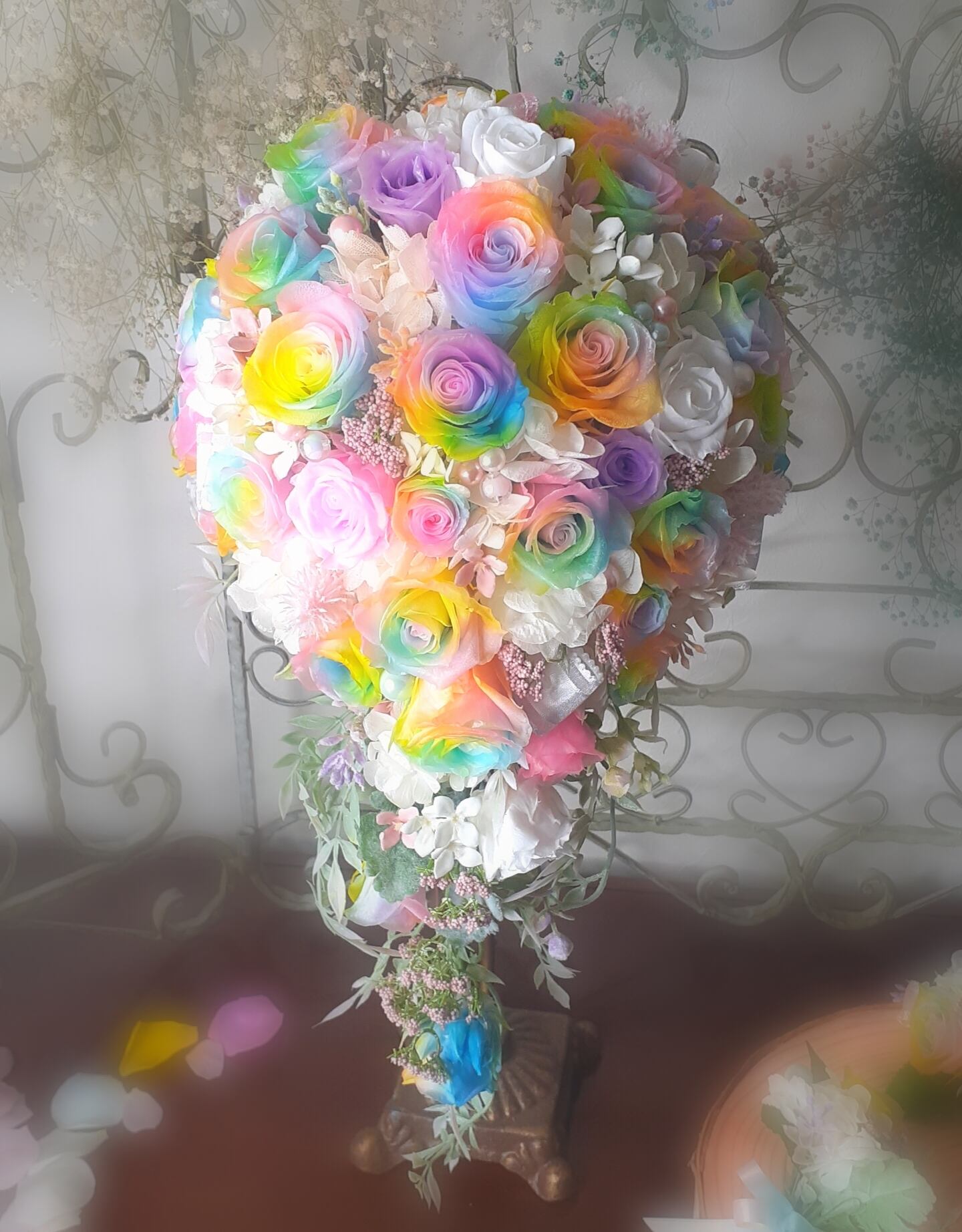 パステルレインボーローズのキャスケードブーケ