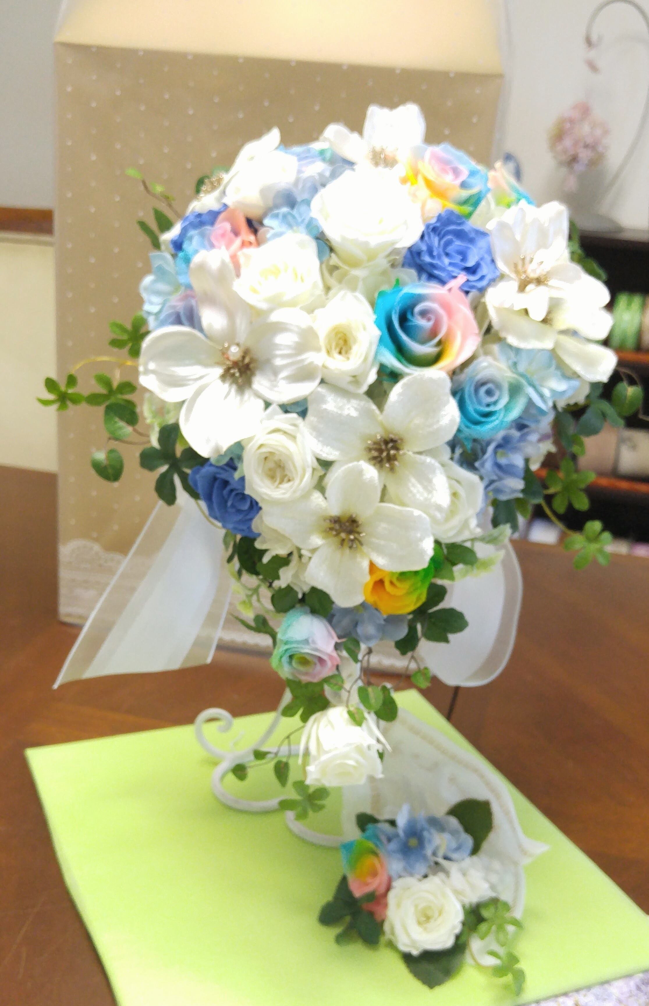 白バラやブルーローズも合わせて