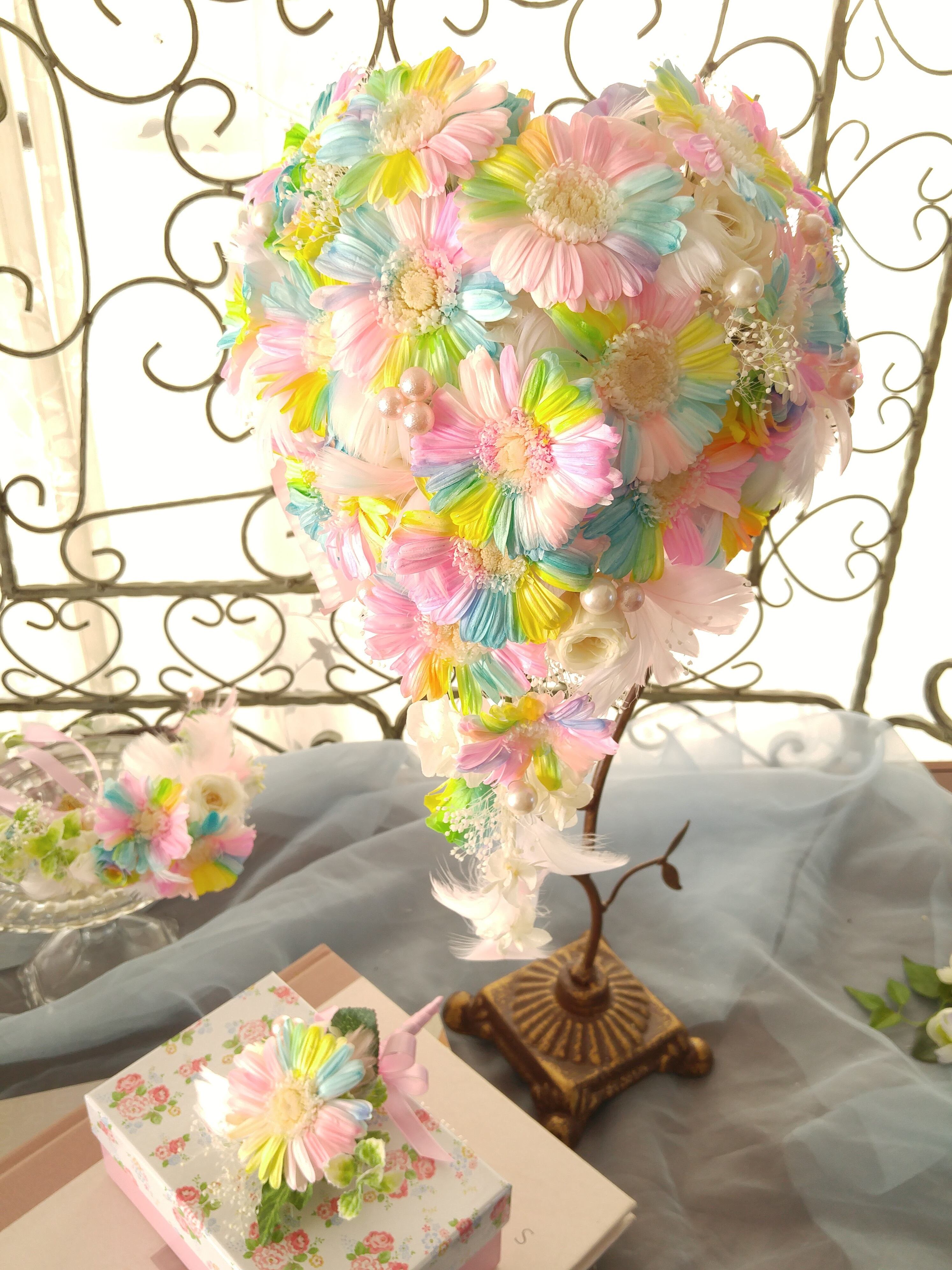 キュートなレインボーガーベラのブーケ